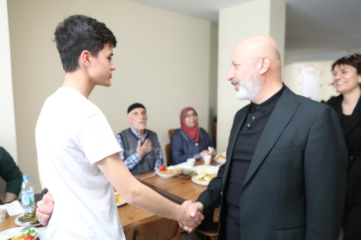 ÇOLAKBAYRAKDAR ÇİFTİ,  DEPREMZEDE AİLELERLE BAYRAMLAŞTI