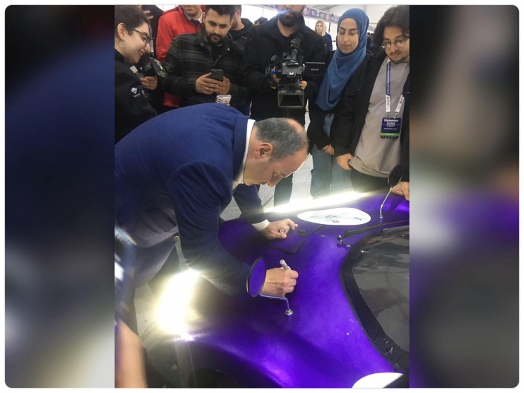 SELÇUK BAYRAKTAR VE BAKAN VARANK, KOCASİNANIN ARACI İLE İHASINA İMZASINI ATTI