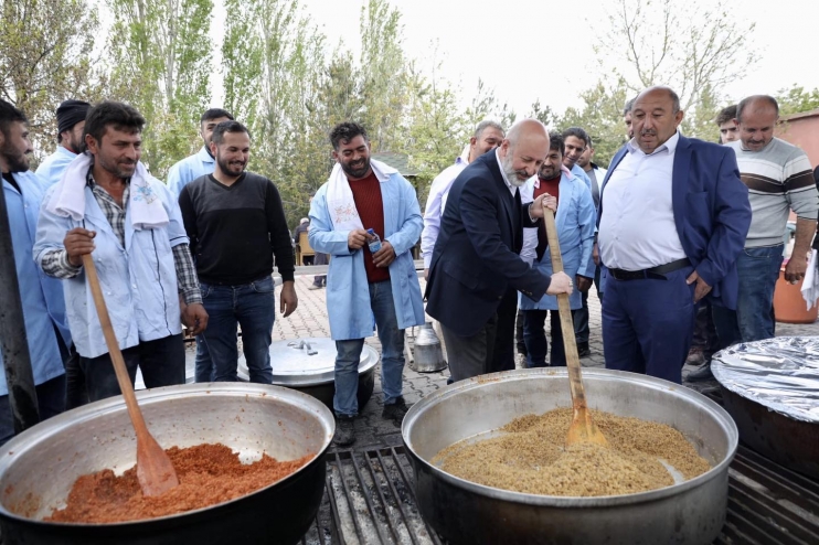 BAŞKAN ÇOLAKBAYRAKDAR, ŞÜKÜR SOFRASINDA VATANDAŞLARLA BİRLİKTE