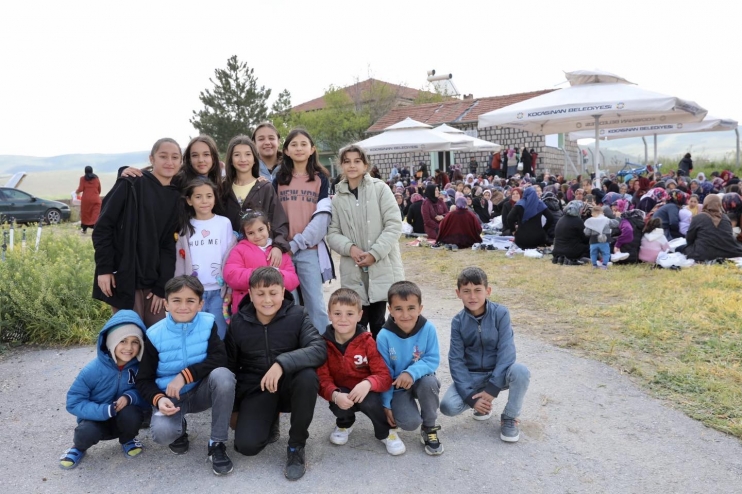 BAŞKAN ÇOLAKBAYRAKDAR, ŞÜKÜR SOFRASINDA VATANDAŞLARLA BİRLİKTE