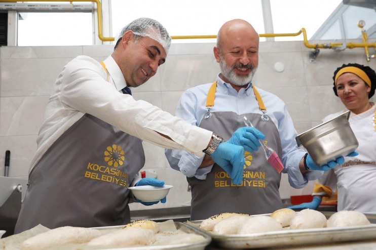 BAŞKAN ÇOLAKBAYRAKDAR, GLÜTENSİZ YAĞLAMA VE EKMEK PİŞİRDİ