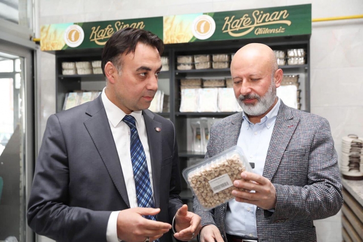 BAŞKAN ÇOLAKBAYRAKDAR, GLÜTENSİZ YAĞLAMA VE EKMEK PİŞİRDİ