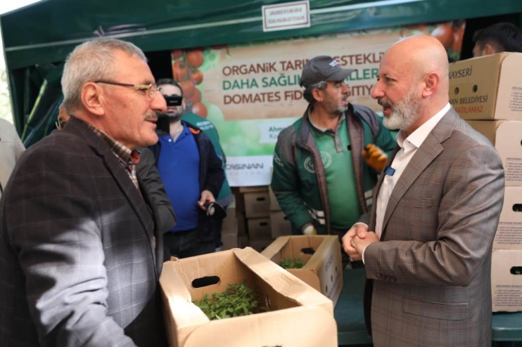 KOCASİNAN BELEDİYESİ’NİN ORGANİK DOMATES FİDESİNE VATANDAŞLARDAN BÜYÜK İLGİ