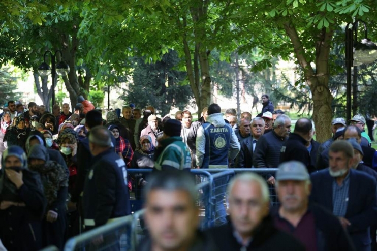 KOCASİNAN BELEDİYESİ’NİN ORGANİK DOMATES FİDESİNE VATANDAŞLARDAN BÜYÜK İLGİ