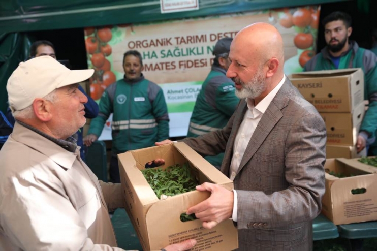 KOCASİNAN BELEDİYESİ’NİN ORGANİK DOMATES FİDESİNE VATANDAŞLARDAN BÜYÜK İLGİ