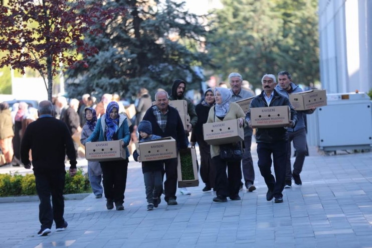 KOCASİNAN BELEDİYESİ’NİN ORGANİK DOMATES FİDESİNE VATANDAŞLARDAN BÜYÜK İLGİ