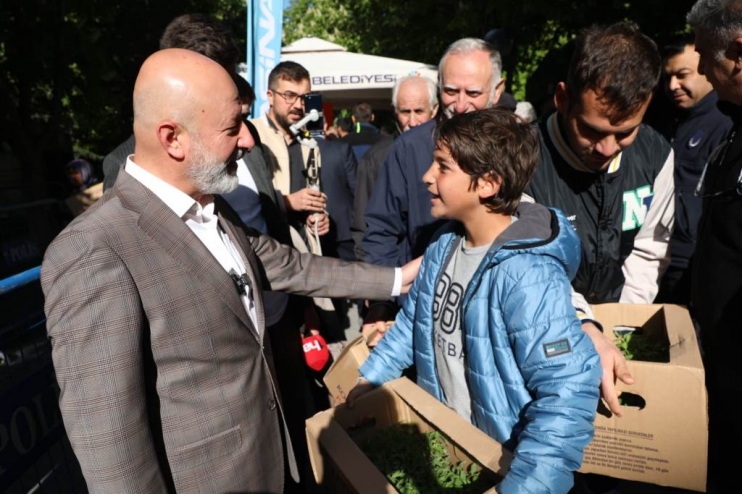 KOCASİNAN BELEDİYESİ’NİN ORGANİK DOMATES FİDESİNE VATANDAŞLARDAN BÜYÜK İLGİ