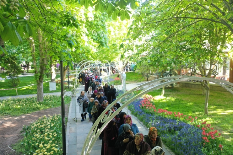 KOCASİNAN BELEDİYESİ’NİN ORGANİK DOMATES FİDESİNE VATANDAŞLARDAN BÜYÜK İLGİ