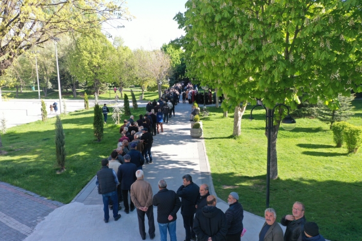 KOCASİNAN BELEDİYESİ’NİN ORGANİK DOMATES FİDESİNE VATANDAŞLARDAN BÜYÜK İLGİ