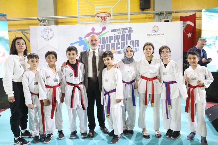 BAŞKAN ÇOLAKBAYRAKDAR; “GENÇLERİ, HİZMETLERİMİZLE BÜYÜK VE GÜÇLÜ TÜRKİYE’YE HAZIRLIYORUZ”