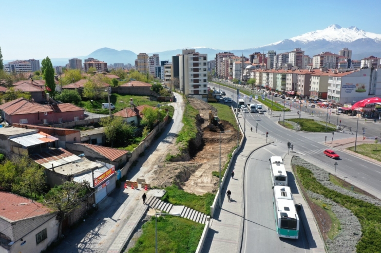 BAŞKAN ÇOLAKBAYRAKDAR; “HEDEF; YEŞİL ALANDA KİŞİ BAŞINA DÜŞEN 18 METREKARE İLE REKORU YENİLEMEK”