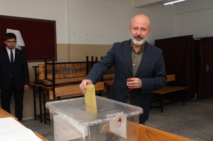 BAŞKAN ÇOLAKBAYRAKDAR, OYUNU AİLESİYLE BİRLİKTE KULLANDI