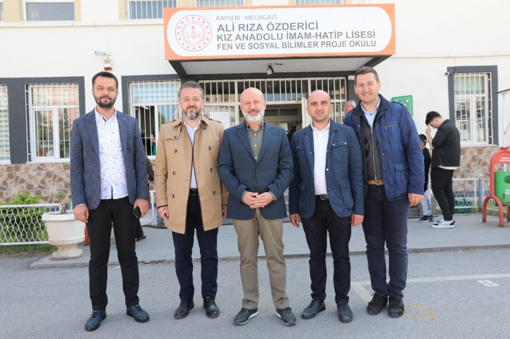 BAŞKAN ÇOLAKBAYRAKDAR, OYUNU AİLESİYLE BİRLİKTE KULLANDI