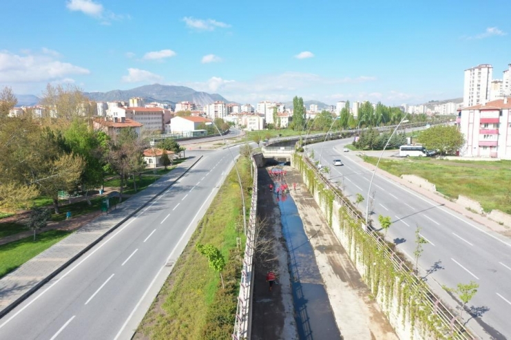 KOCASİNAN, İLÇE GENELİNDEKİ TÜM KANALLARI TEMİZLEYİP, İLAÇLIYOR