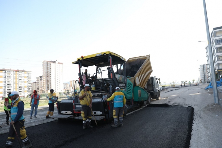 KOCASİNAN’DA SEZONUN İLK ASFALTI DÖKÜLDÜ