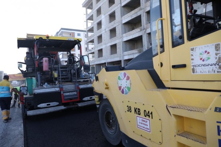 KOCASİNAN’DA SEZONUN İLK ASFALTI DÖKÜLDÜ