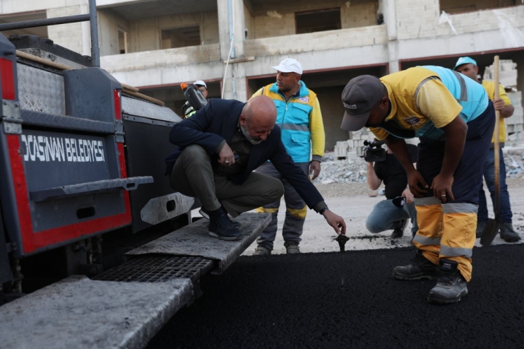 KOCASİNAN’DA SEZONUN İLK ASFALTI DÖKÜLDÜ