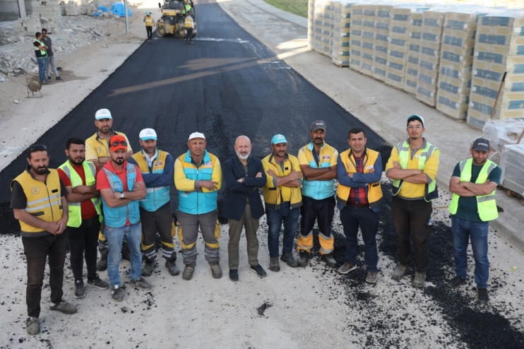 KOCASİNAN’DA SEZONUN İLK ASFALTI DÖKÜLDÜ