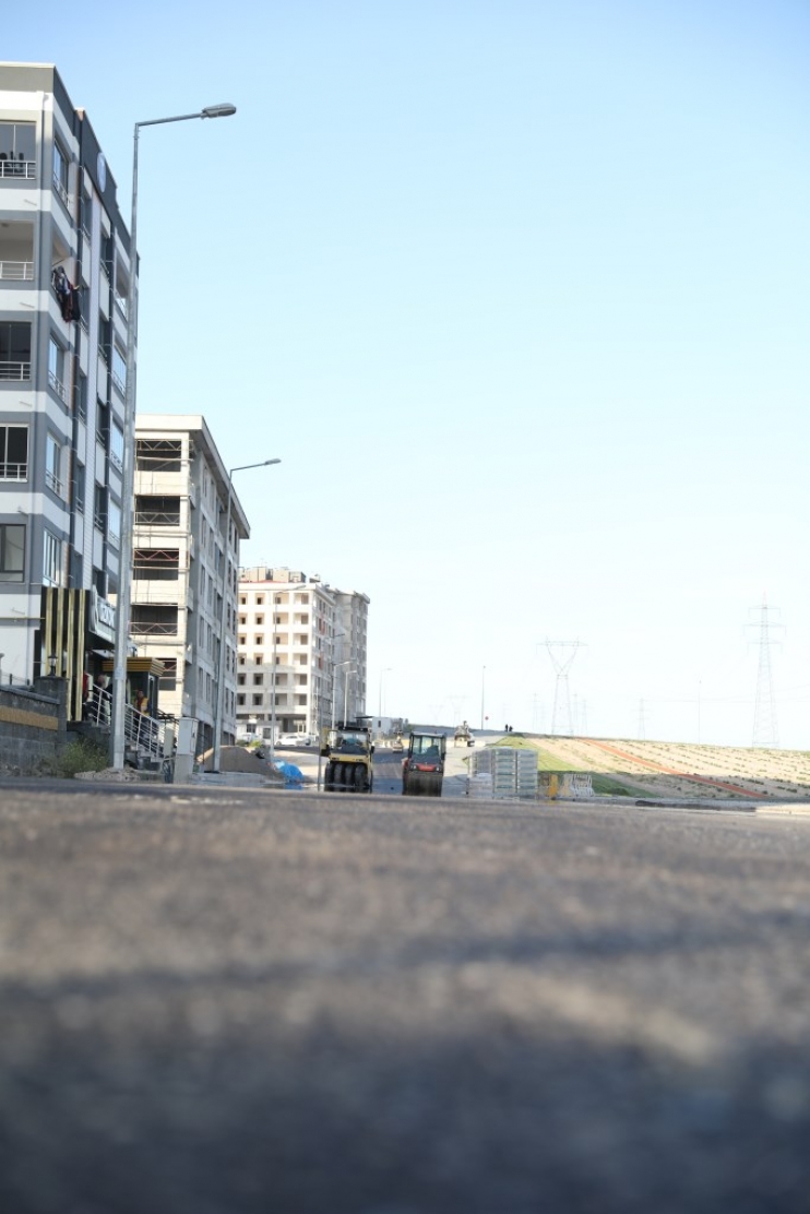KOCASİNAN’DA SEZONUN İLK ASFALTI DÖKÜLDÜ
