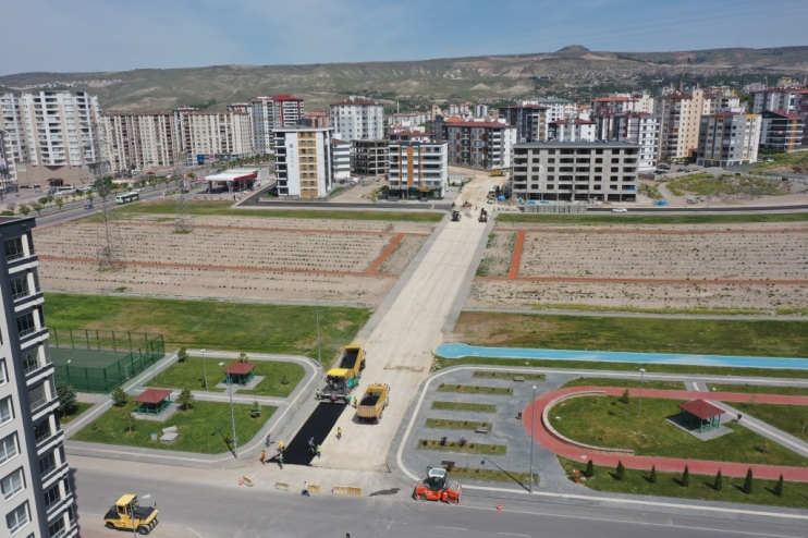 KOCASİNAN’DA SEZONUN İLK ASFALTI DÖKÜLDÜ
