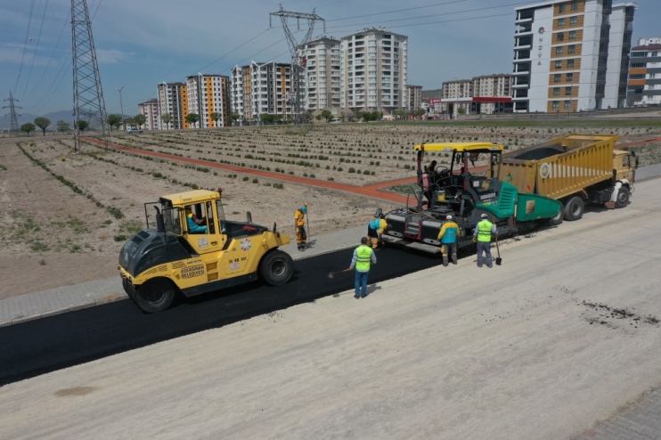 KOCASİNAN’DA SEZONUN İLK ASFALTI DÖKÜLDÜ