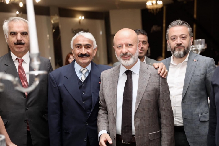BAŞKAN ÇOLAKBAYRAKDAR, DEPREM BÖLGESİNDE ÇALIŞAN BERBER VE KUAFÖRLERLE BİR ARAYA GELDİ