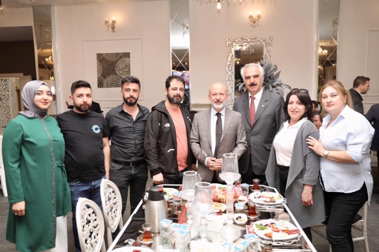 BAŞKAN ÇOLAKBAYRAKDAR, DEPREM BÖLGESİNDE ÇALIŞAN BERBER VE KUAFÖRLERLE BİR ARAYA GELDİ