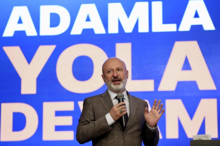 BAŞKAN ÇOLAKBAYRAKDAR, DEPREM BÖLGESİNDE ÇALIŞAN BERBER VE KUAFÖRLERLE BİR ARAYA GELDİ