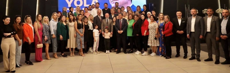 BAŞKAN ÇOLAKBAYRAKDAR, DEPREM BÖLGESİNDE ÇALIŞAN BERBER VE KUAFÖRLERLE BİR ARAYA GELDİ