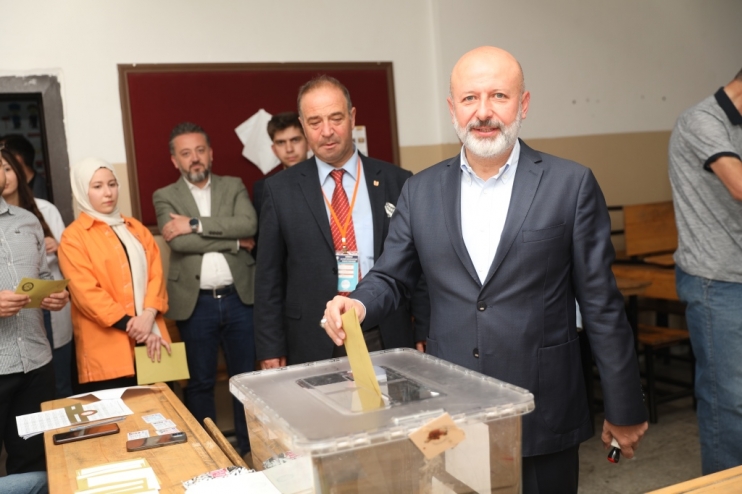 BAŞKAN ÇOLAKBAYRAKDAR,  AİLESİYLE BİRLİKTE OY KULLANDI