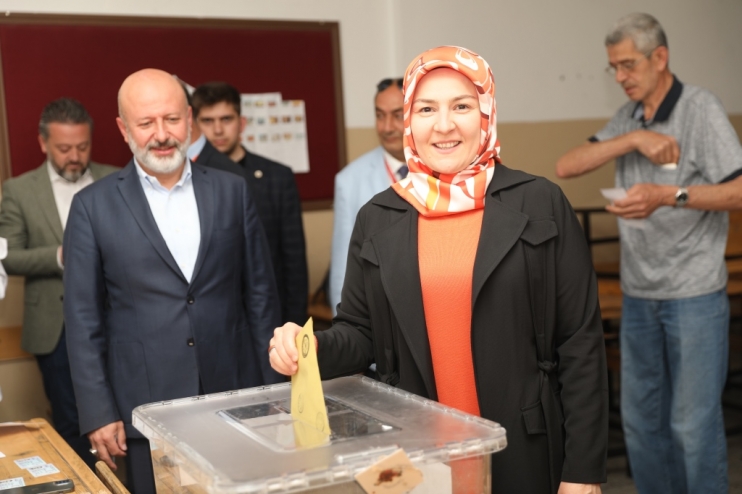 BAŞKAN ÇOLAKBAYRAKDAR,  AİLESİYLE BİRLİKTE OY KULLANDI