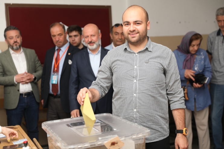 BAŞKAN ÇOLAKBAYRAKDAR,  AİLESİYLE BİRLİKTE OY KULLANDI