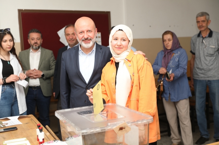 BAŞKAN ÇOLAKBAYRAKDAR,  AİLESİYLE BİRLİKTE OY KULLANDI