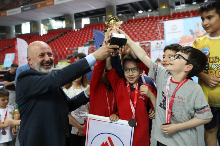 BAŞKAN ÇOLAKBAYRAKDAR, SATRANÇ TURNUVASININ ÖDÜLLERİNİ VERDİ