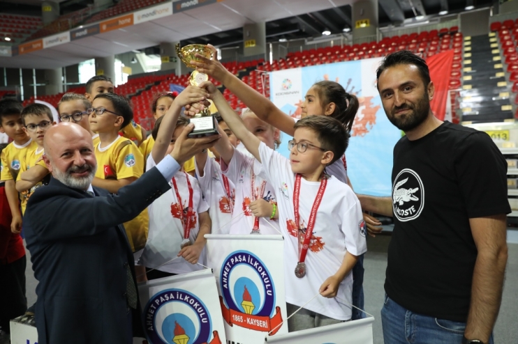 BAŞKAN ÇOLAKBAYRAKDAR, SATRANÇ TURNUVASININ ÖDÜLLERİNİ VERDİ