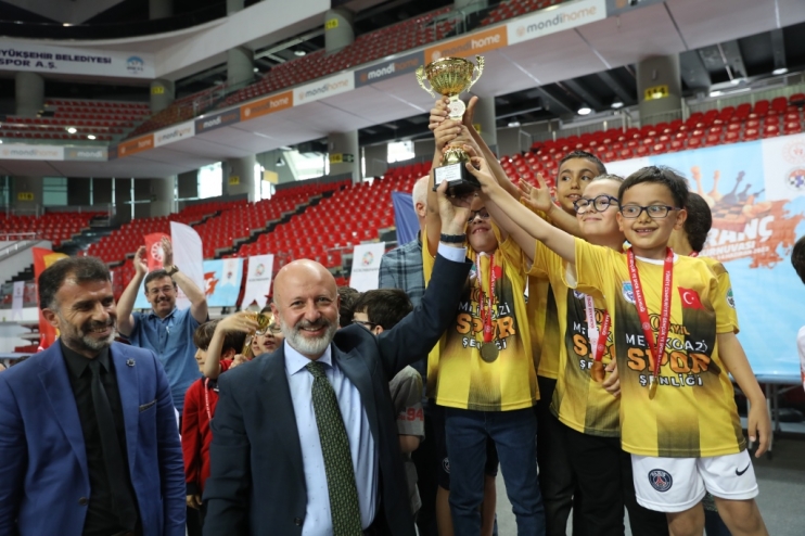 BAŞKAN ÇOLAKBAYRAKDAR, SATRANÇ TURNUVASININ ÖDÜLLERİNİ VERDİ