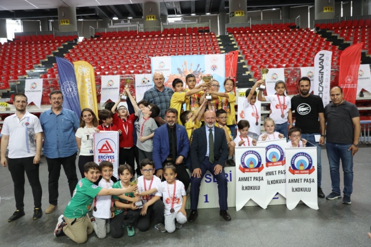 BAŞKAN ÇOLAKBAYRAKDAR, SATRANÇ TURNUVASININ ÖDÜLLERİNİ VERDİ