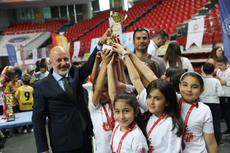 BAŞKAN ÇOLAKBAYRAKDAR, SATRANÇ TURNUVASININ ÖDÜLLERİNİ VERDİ