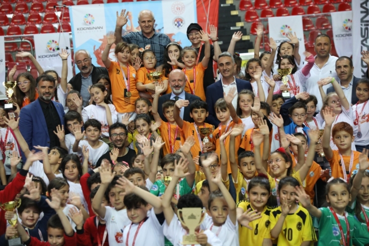 BAŞKAN ÇOLAKBAYRAKDAR, SATRANÇ TURNUVASININ ÖDÜLLERİNİ VERDİ