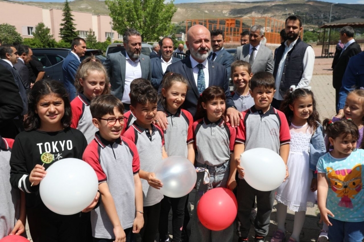BAŞKAN ÇOLAKBAYRAKDAR, KARNE SEVİNCİ YAŞAYAN ÖĞRENCİLERİ TEBRİK EDİP, BAŞARILAR DİLEDİ