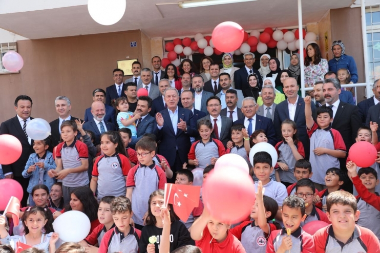 BAŞKAN ÇOLAKBAYRAKDAR, KARNE SEVİNCİ YAŞAYAN ÖĞRENCİLERİ TEBRİK EDİP, BAŞARILAR DİLEDİ