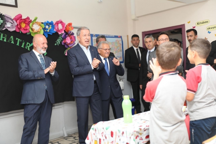 BAŞKAN ÇOLAKBAYRAKDAR, KARNE SEVİNCİ YAŞAYAN ÖĞRENCİLERİ TEBRİK EDİP, BAŞARILAR DİLEDİ