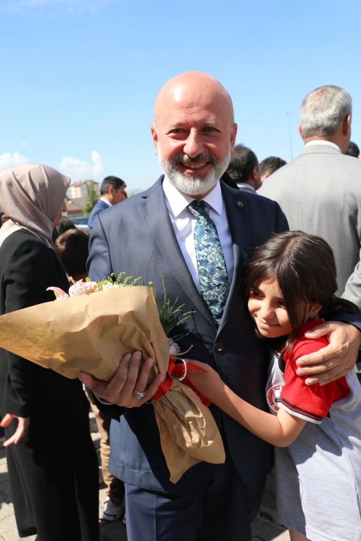 BAŞKAN ÇOLAKBAYRAKDAR, KARNE SEVİNCİ YAŞAYAN ÖĞRENCİLERİ TEBRİK EDİP, BAŞARILAR DİLEDİ