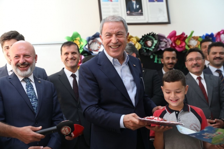 BAŞKAN ÇOLAKBAYRAKDAR, KARNE SEVİNCİ YAŞAYAN ÖĞRENCİLERİ TEBRİK EDİP, BAŞARILAR DİLEDİ