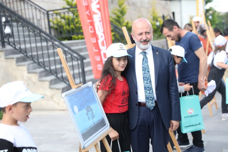 BAŞKAN ÇOLAKBAYRAKDAR; “FARKLI PROJELERLE GENÇLERİMİZİN YANLARINDAYIZ”