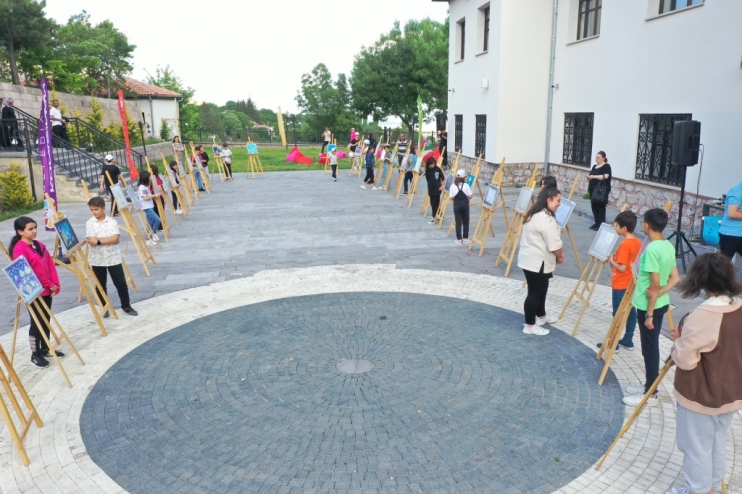 BAŞKAN ÇOLAKBAYRAKDAR; “FARKLI PROJELERLE GENÇLERİMİZİN YANLARINDAYIZ”