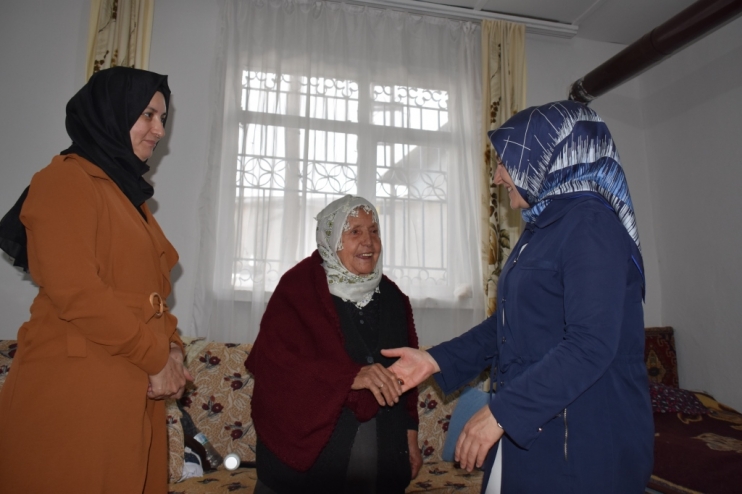 BAŞKANIN EŞİ FATMA ÇOLAKBAYRAKDAR, ‘GÖNÜL KAZAN’I İLE GÖNÜLLERİ KAZANMAYA DEVAM EDİYOR