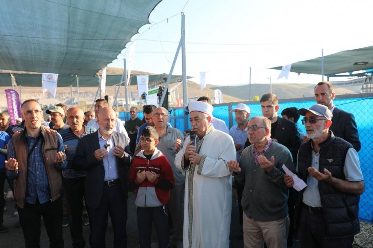 BAŞKAN ÇOLAKBAYRAKDAR, TÜRKİYE’DE SAYILI OLAN KURBAN YERİNDE VATANDAŞLARLA BAYRAMLAŞTI