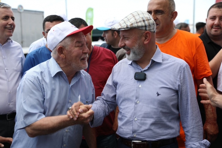 BAŞKAN ÇOLAKBAYRAKDAR, TÜRKİYE’DE SAYILI OLAN KURBAN YERİNDE VATANDAŞLARLA BAYRAMLAŞTI