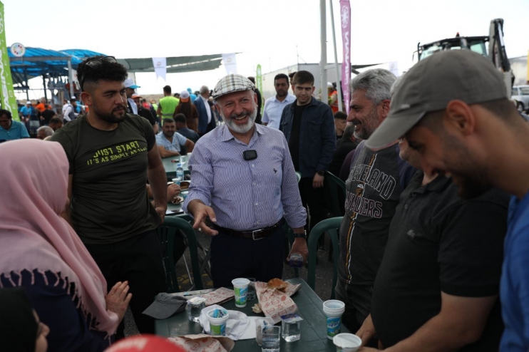 BAŞKAN ÇOLAKBAYRAKDAR, TÜRKİYE’DE SAYILI OLAN KURBAN YERİNDE VATANDAŞLARLA BAYRAMLAŞTI
